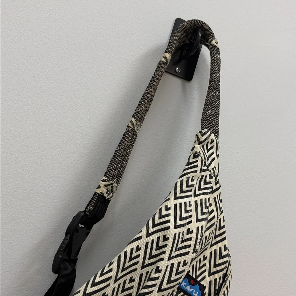 Kavu Slingpack Sling Bag Black Cream Geometric Print Rope Bag! - Picture 4 of 8